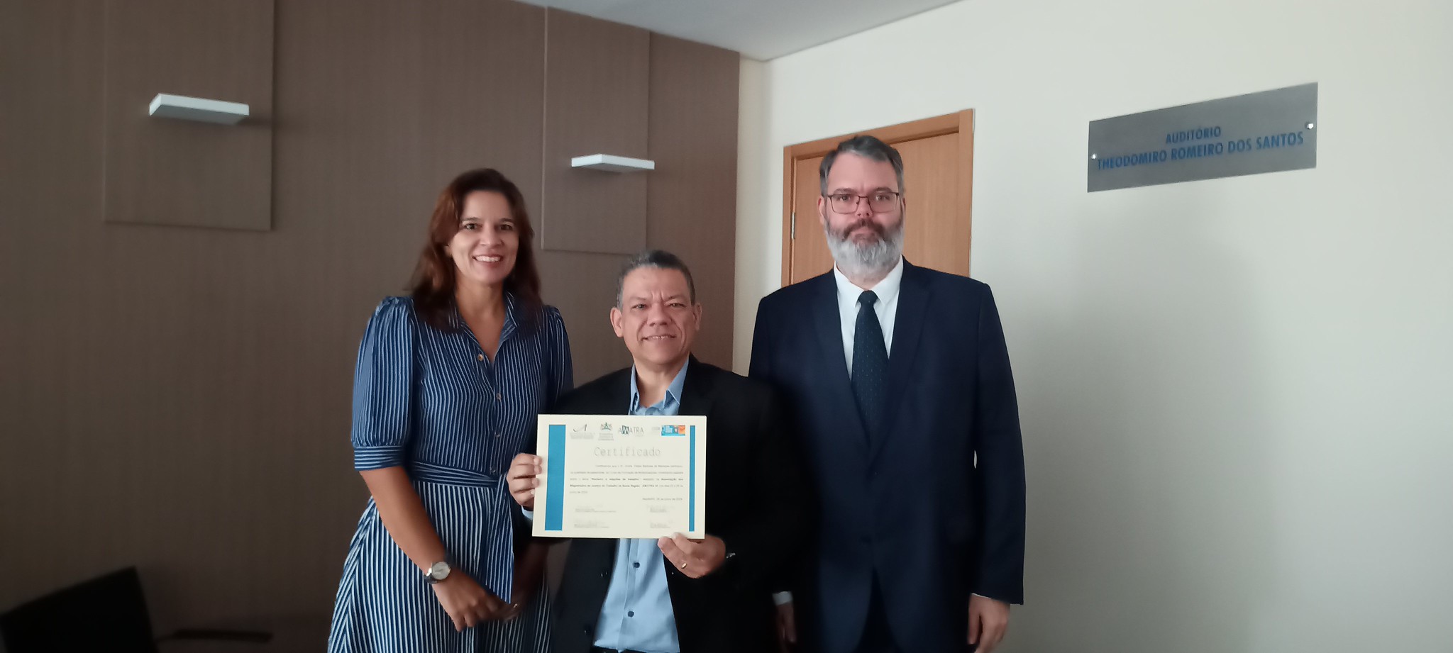 Promotor de Justiça André Felipe recebe diploma de participação