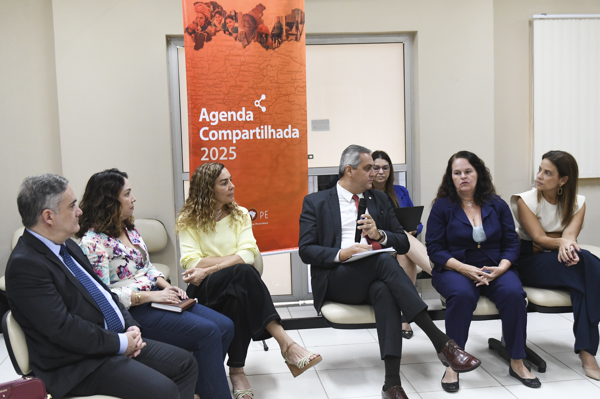 Participantes da Agenda Compartilhada em conversa durante o encontro