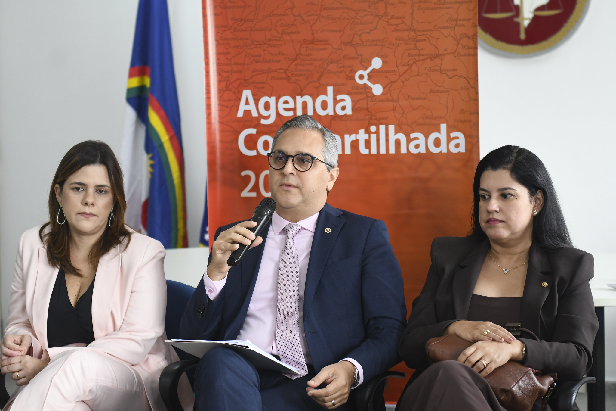 Fotografia do PGJ ao lado de duas PJs