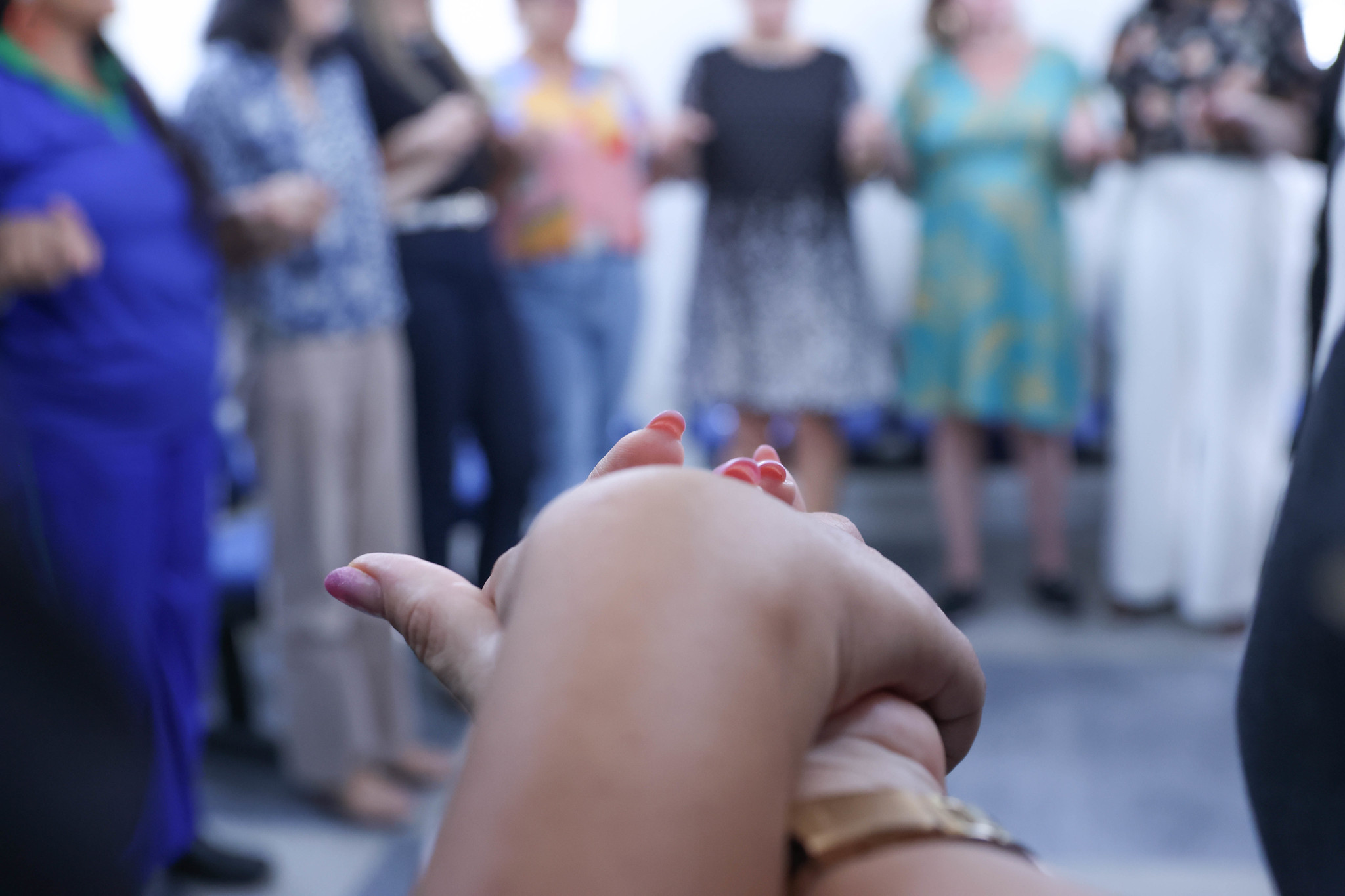 Fotografia de duas mãos dadas durante o encontro