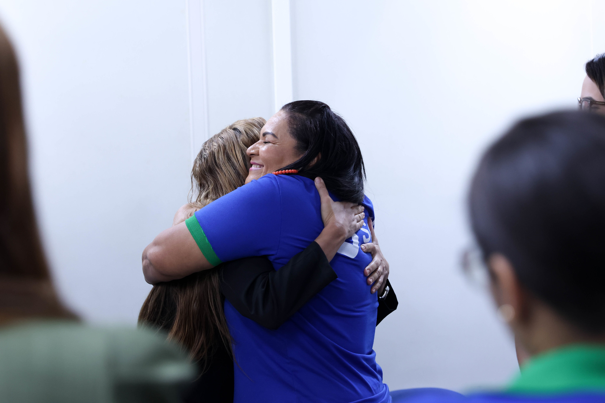 Fotografia de duas mulheres se abraçando