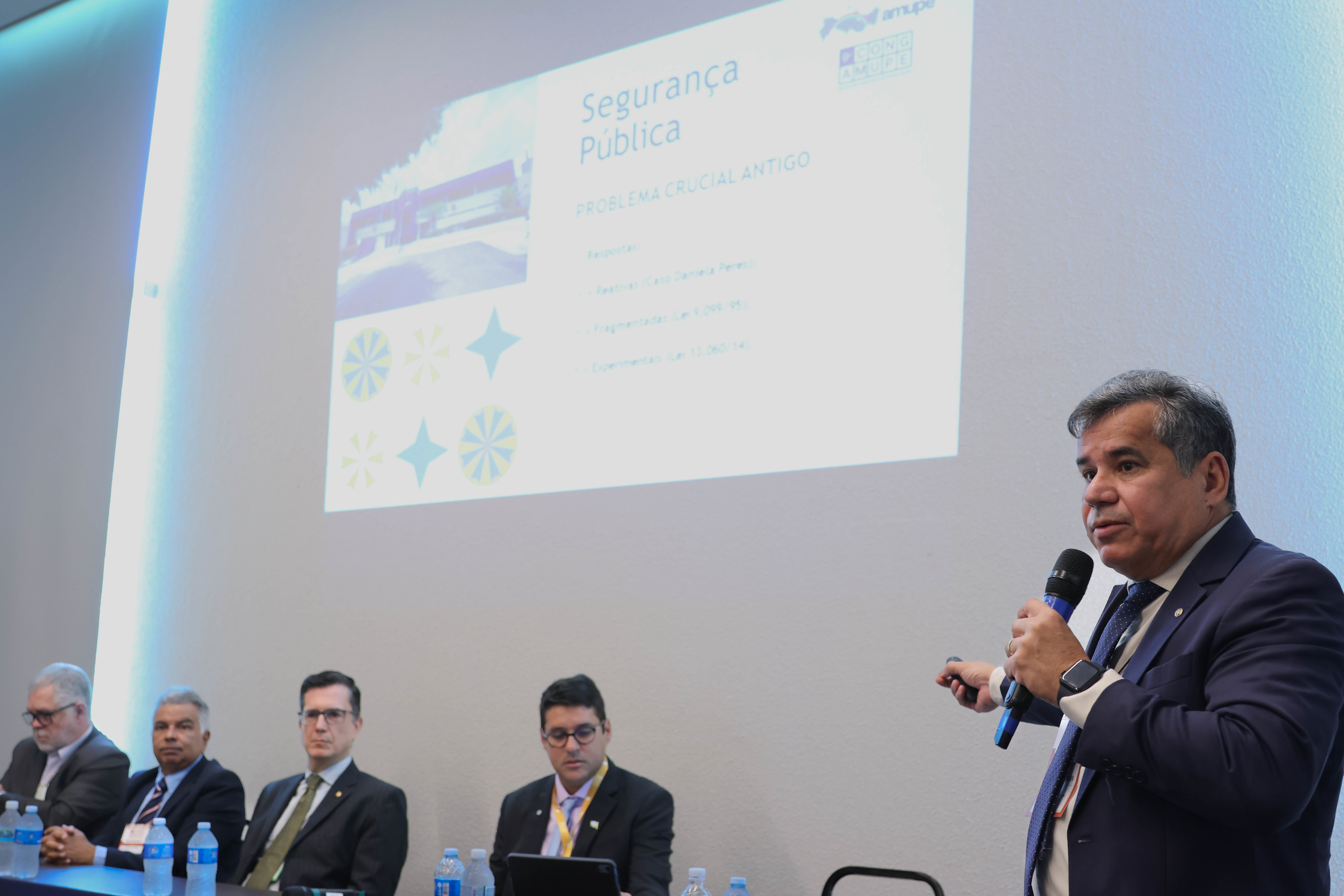 Fotografia do PJ Francisco Ortêncio falando aos presentes