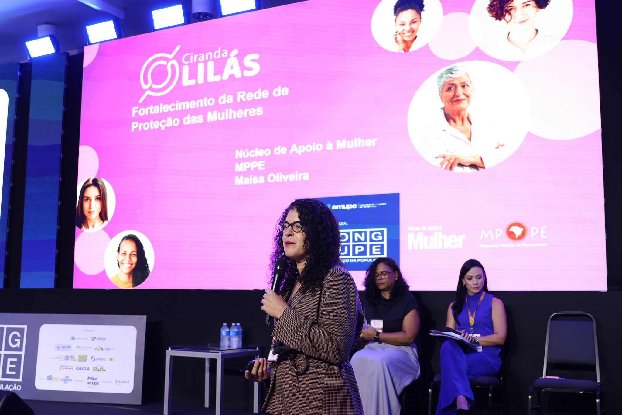 Fotografia da PJ Maísa Oliveira falando ao público