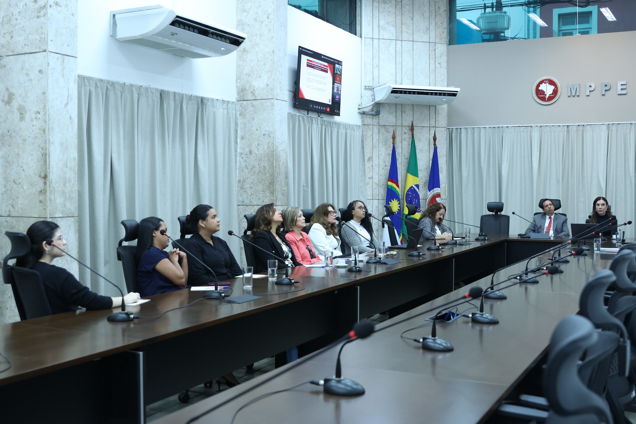 Fotografia da reunião com os participantes em volta mesa
