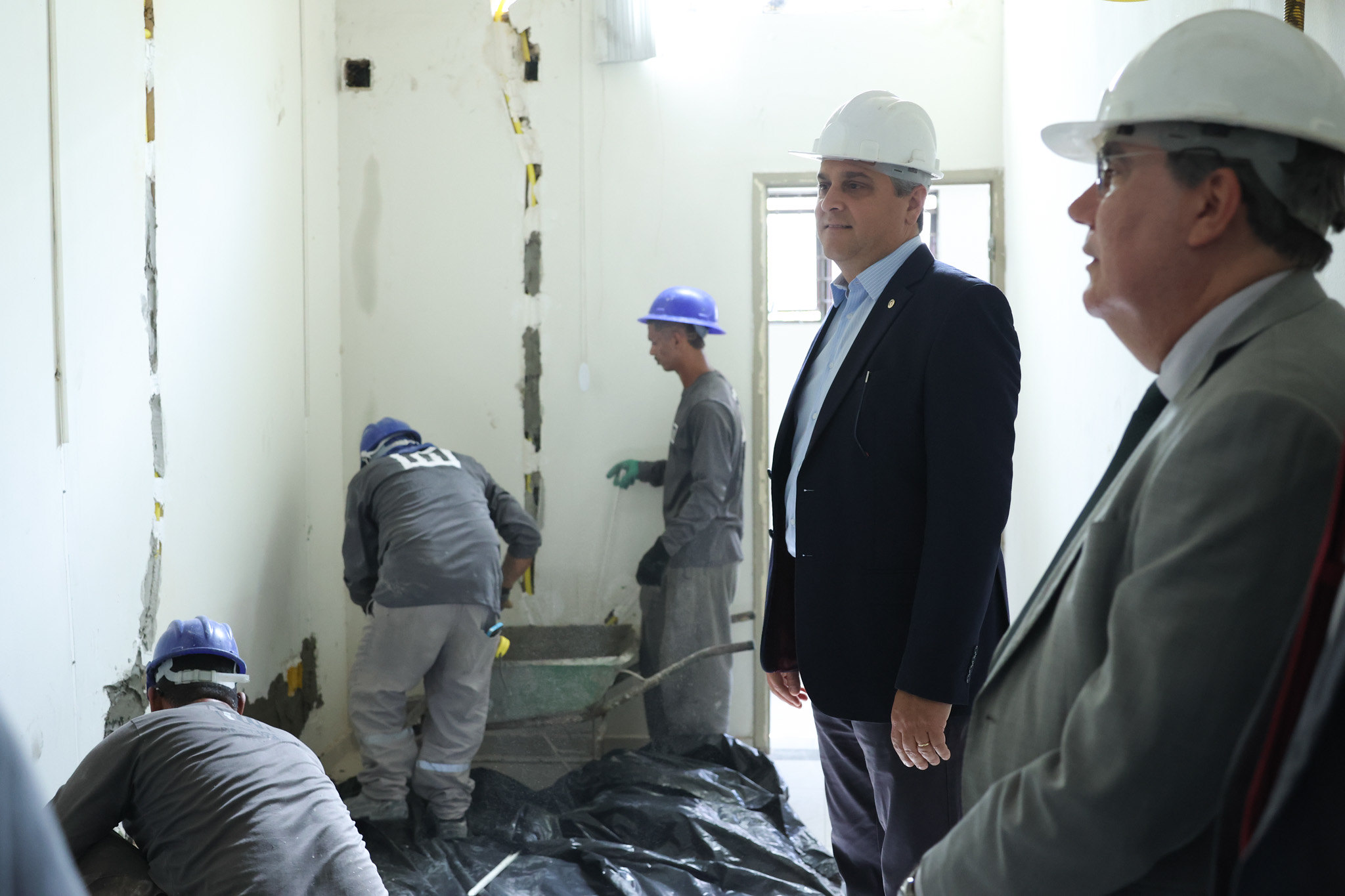 Foto de PGJ vistoriando a obra