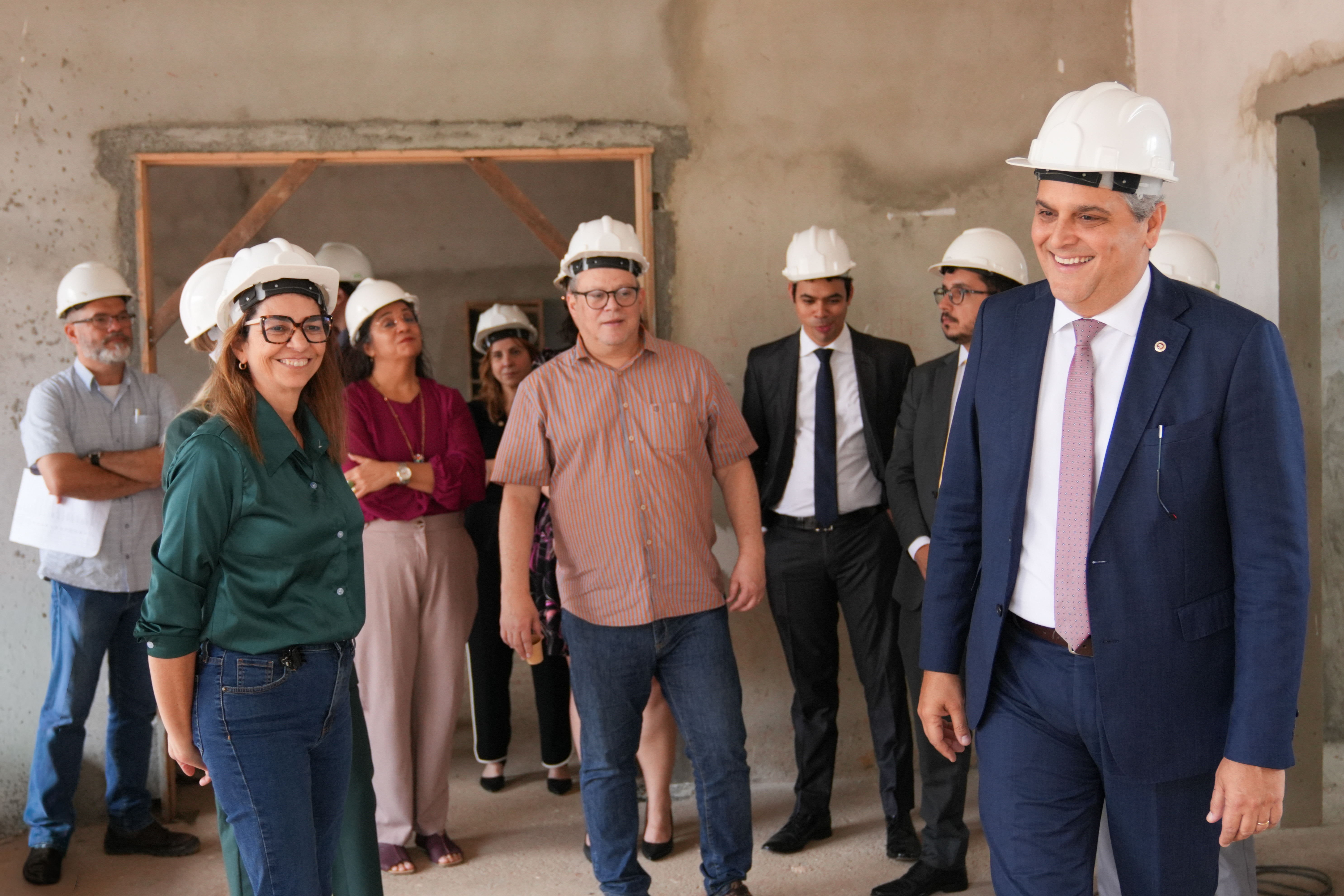 Fotografia de participantes da agenda visitando obra