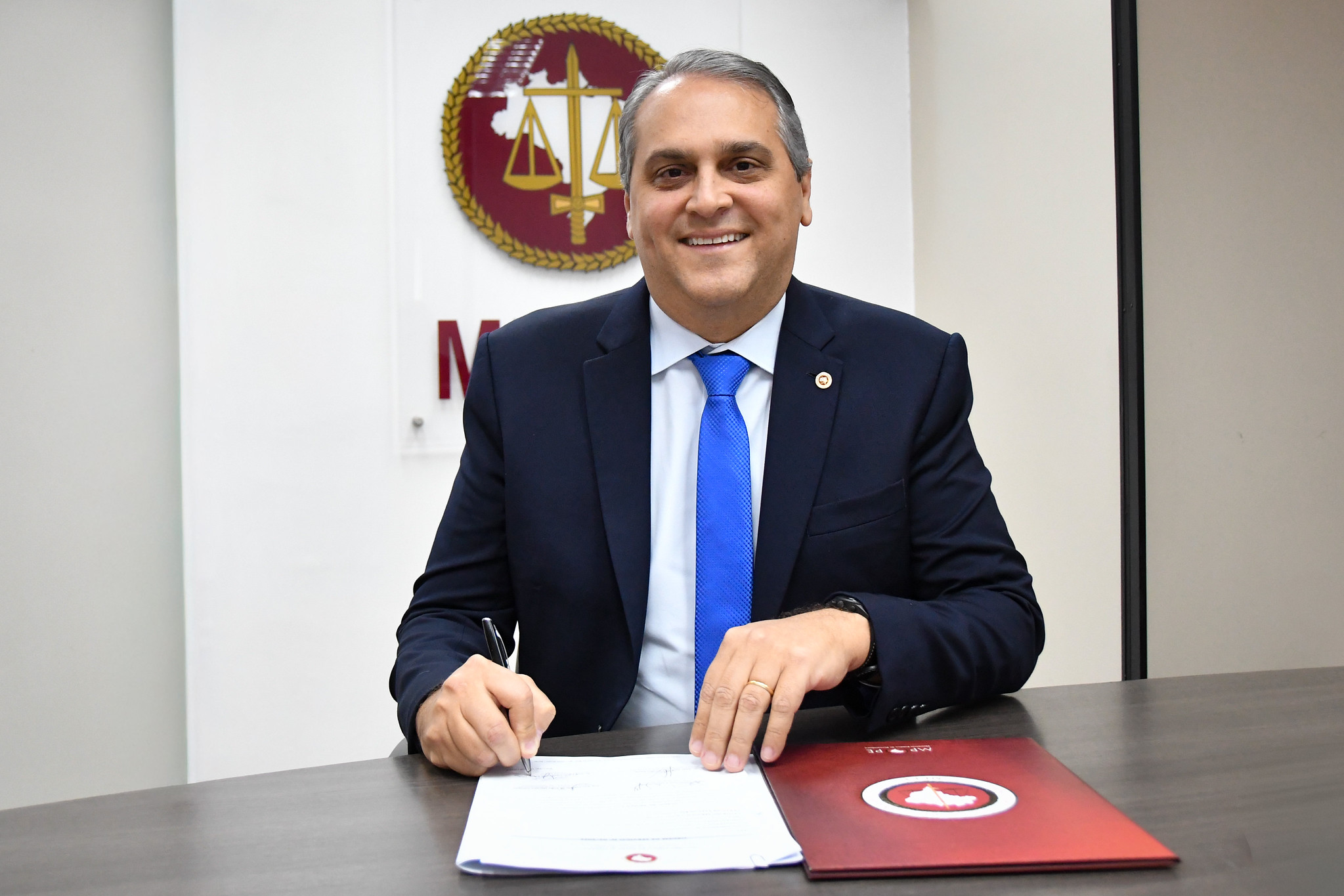 Fotografia do PGJ assinando a ordem de execução