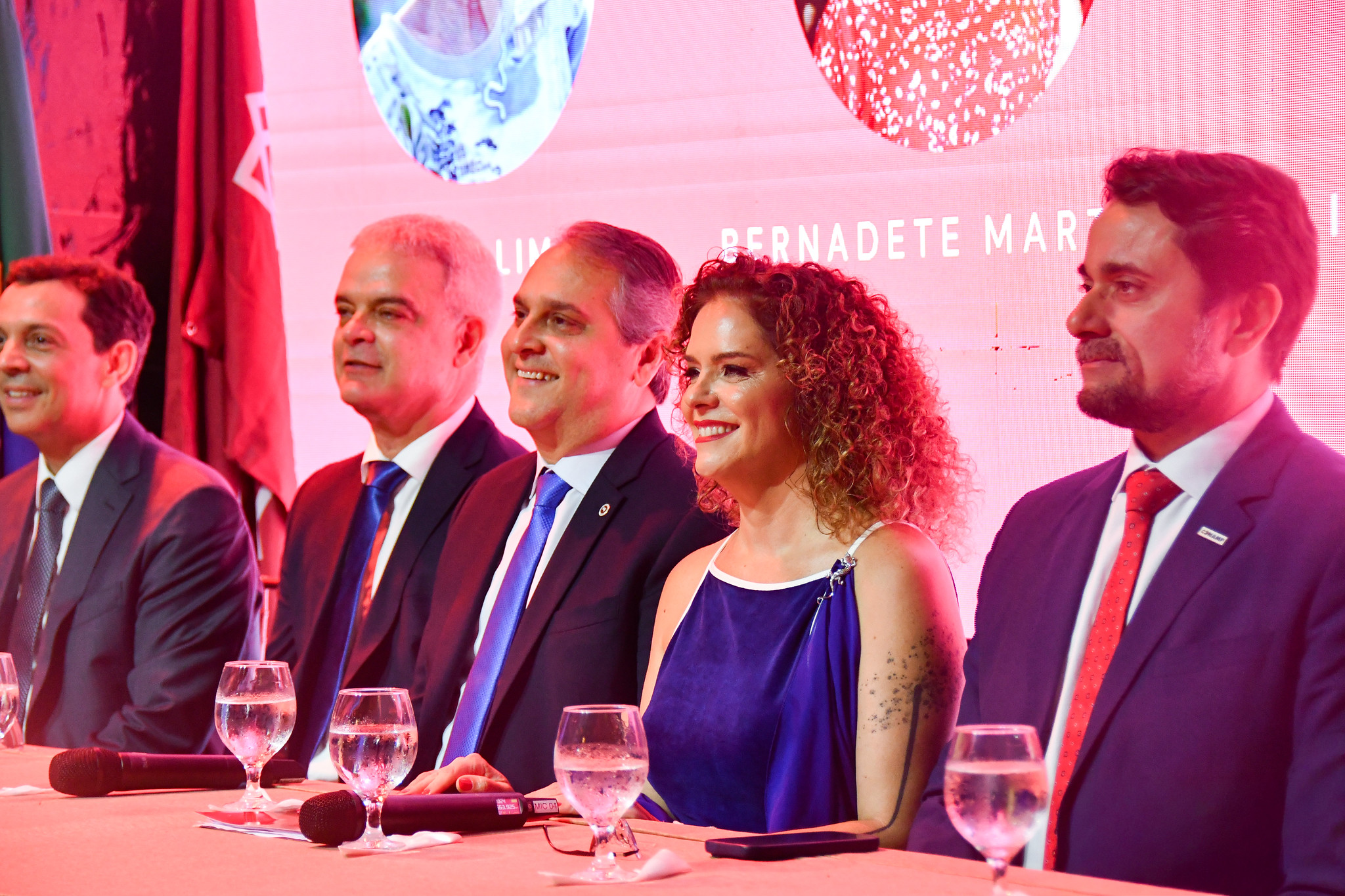 Fotografia da mesa de posse com a presidenta e o PGJ