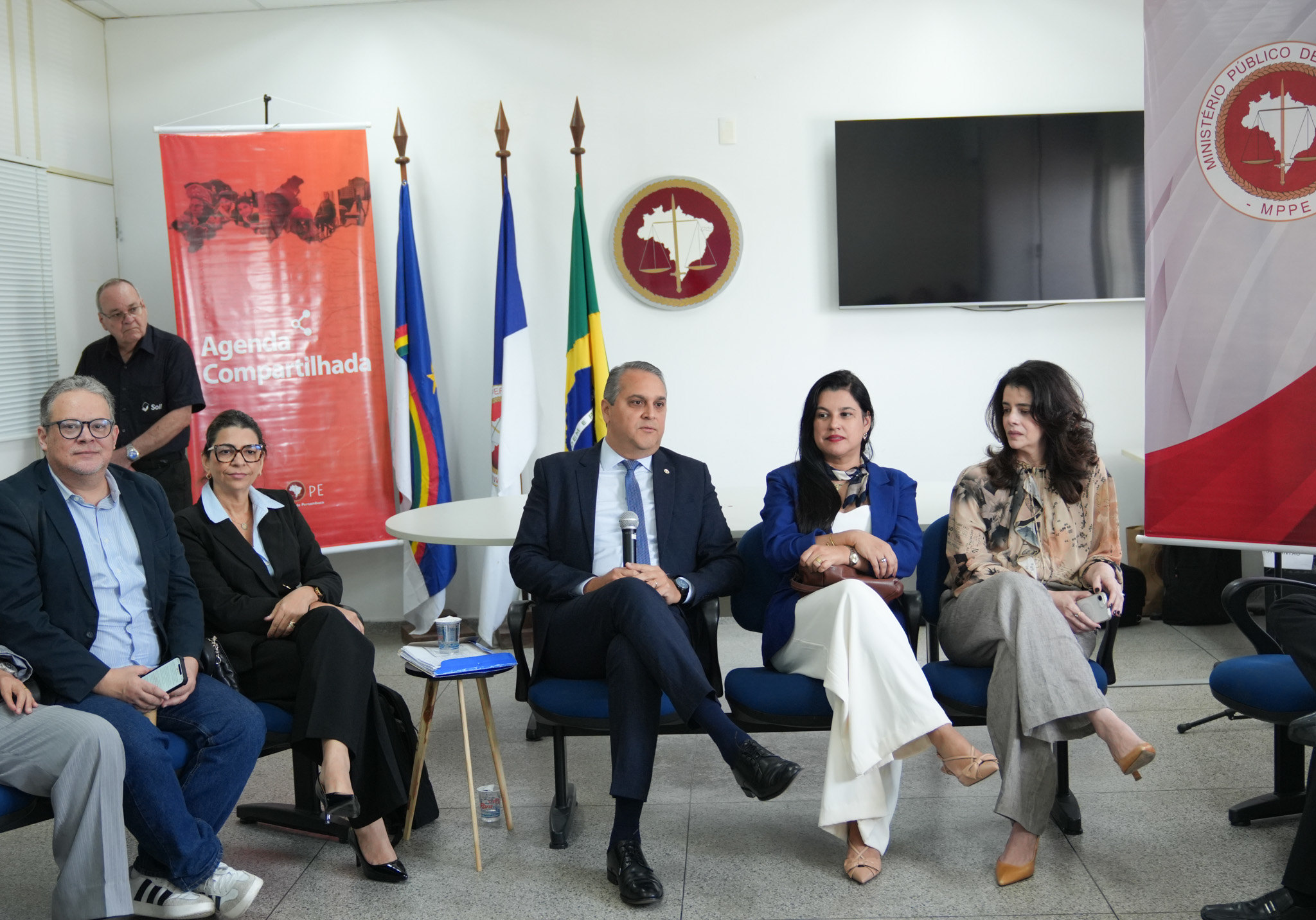 Fotografia do PGJ dialogando com os promotores de Justiça