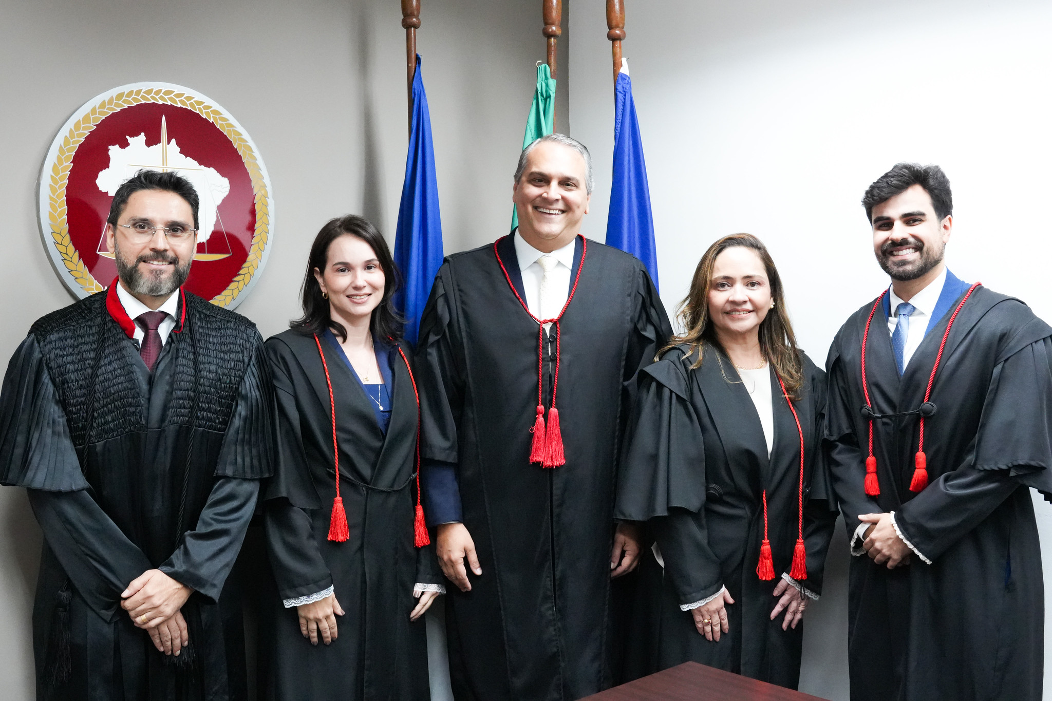 Fotografia dos novos promotores com o PGJ e equipe