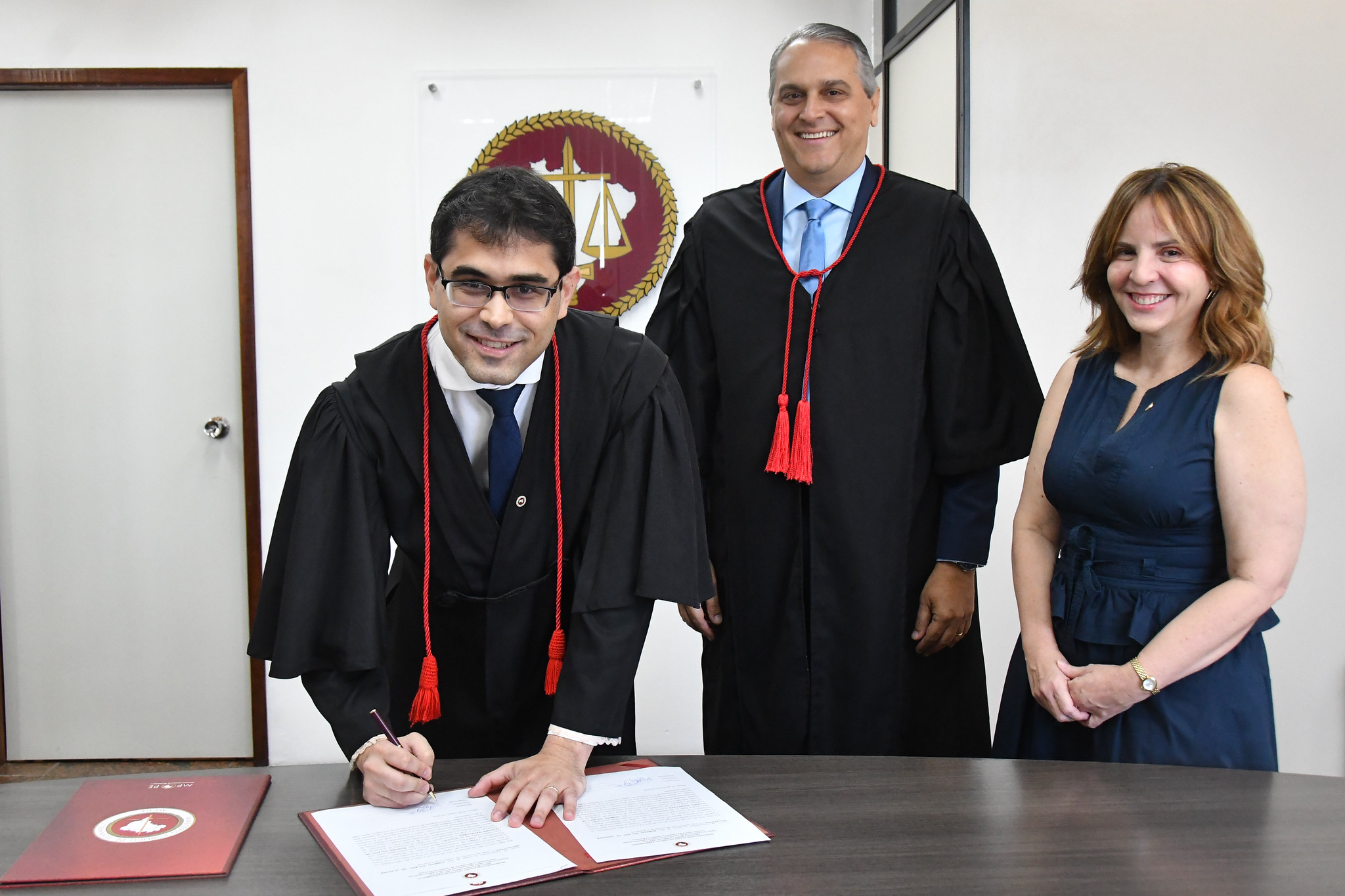 Fotografia do novo PJ assinando sua posse