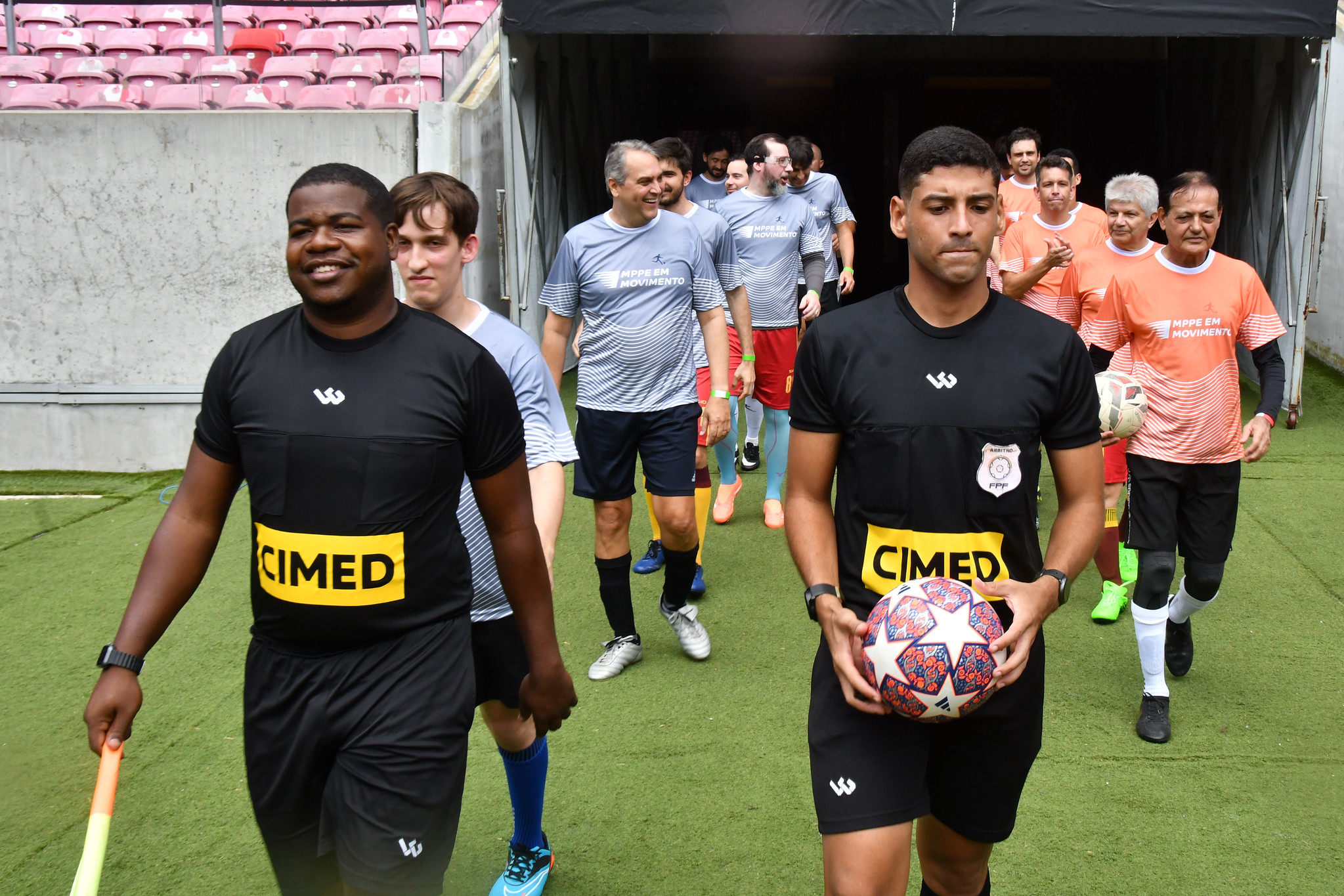 Fotografia de jogadores entrando em campo