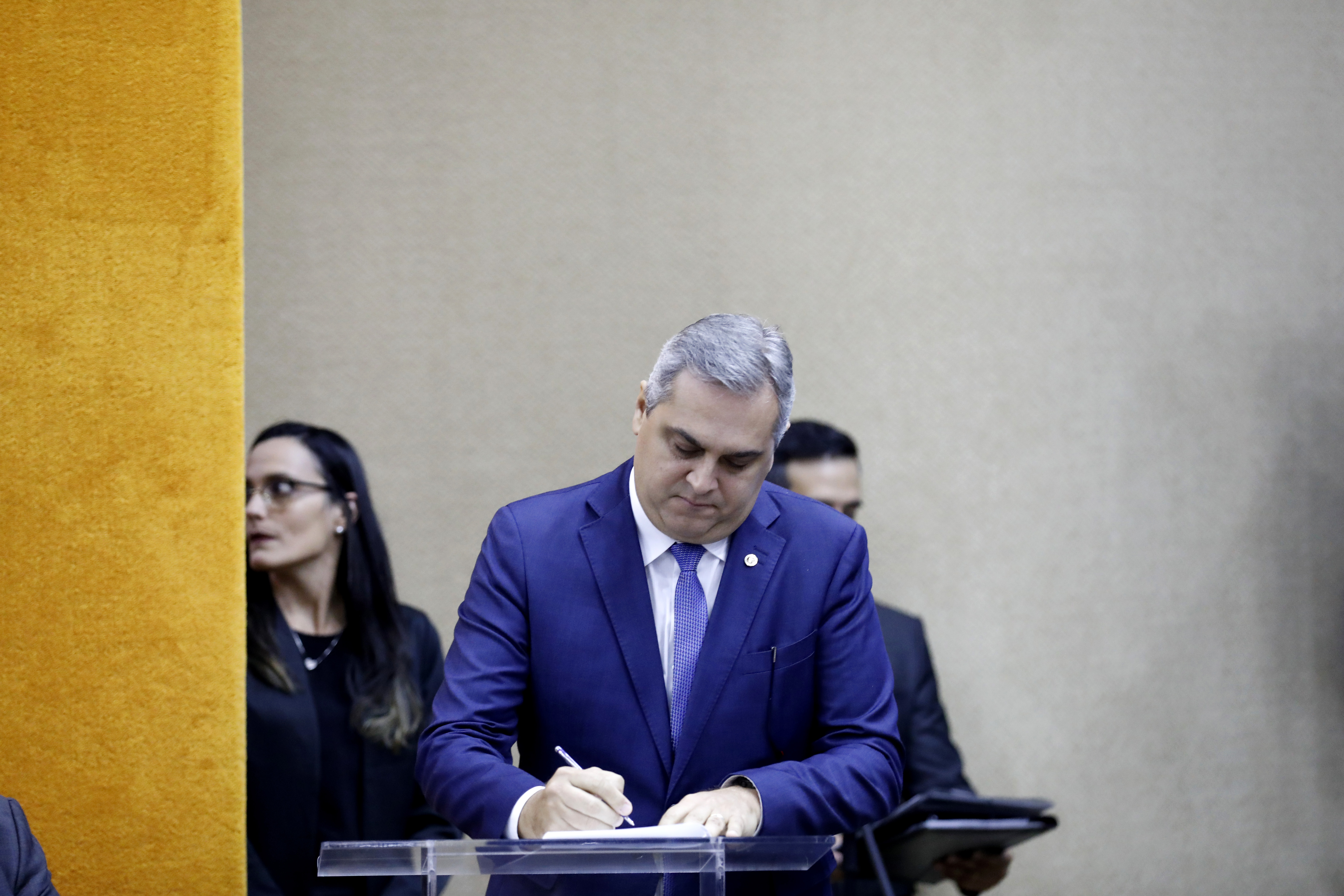 Fotografia do PGJ assinando o documento