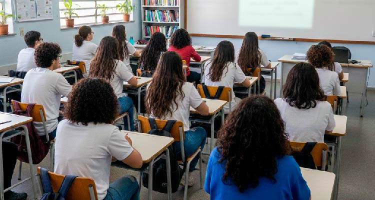 Imagem de estudantes em sala de aula