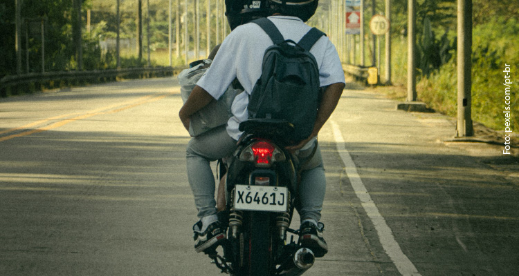 Imagem de moto com dois passageiros