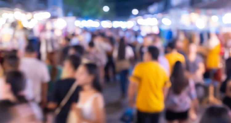 Fotografia desfocada de pessoas em festa pública