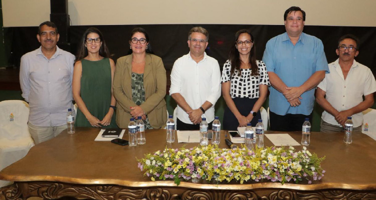 Fotografia de participantes da reunião posando pra câmera