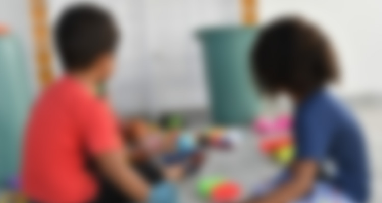 Imagem desfocada de duas crianças