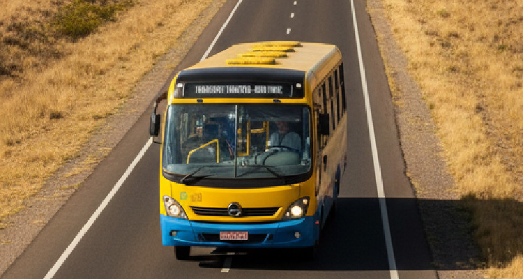 Imagem de ônibus circulando em rodovia