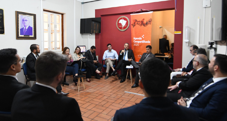 Fotografia dos participantes do encontro sentados em círculo 