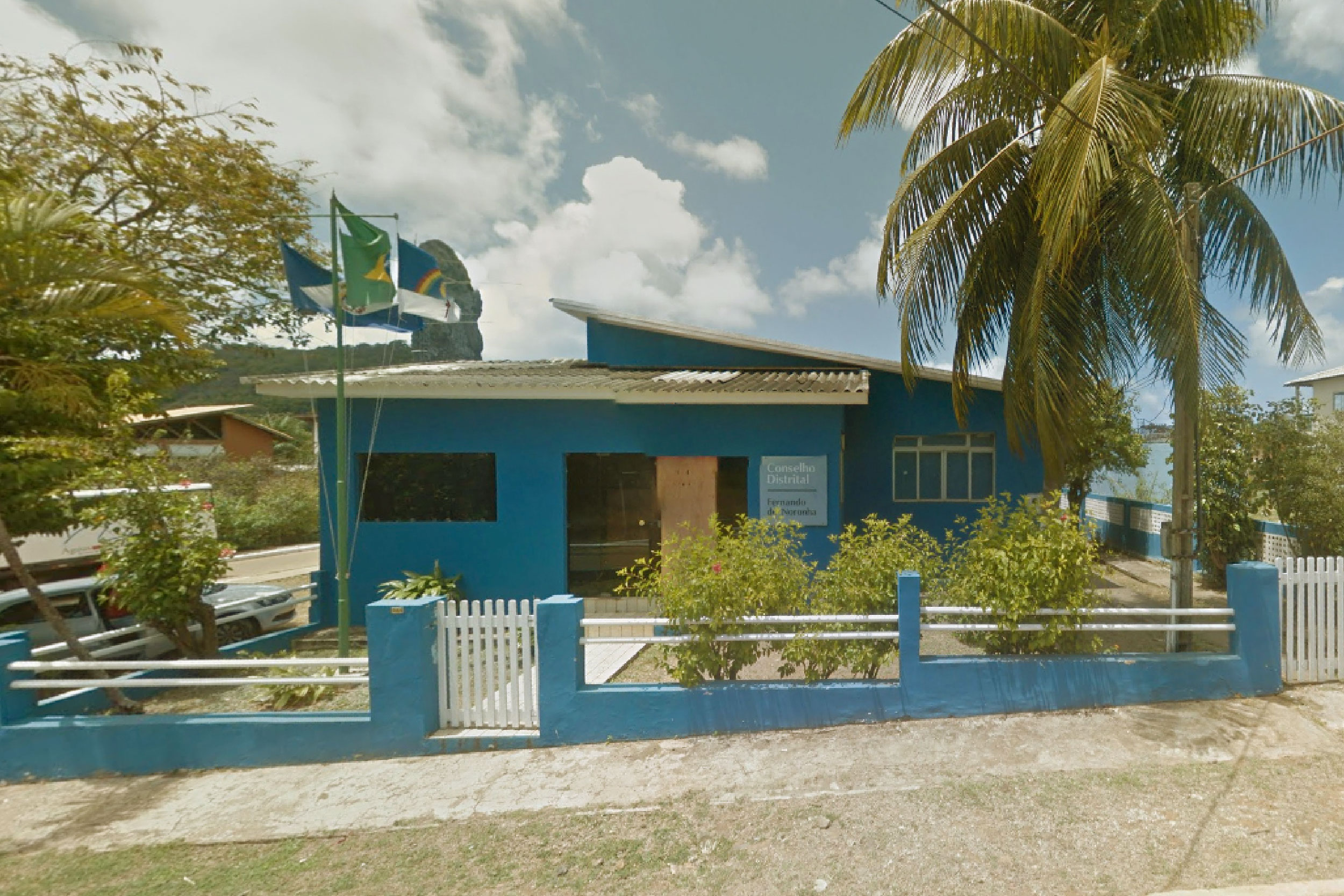 Fotografia de casa azul onde funciona o Conselho Distrital de Fernando de Noronha