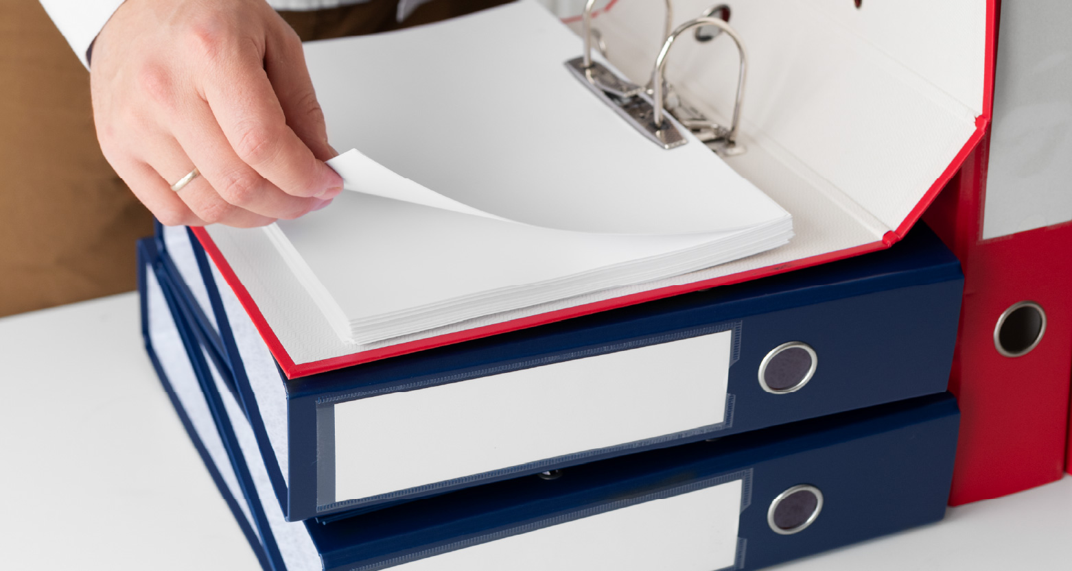 Imagem de pessoa mexendo em pastas de documentos