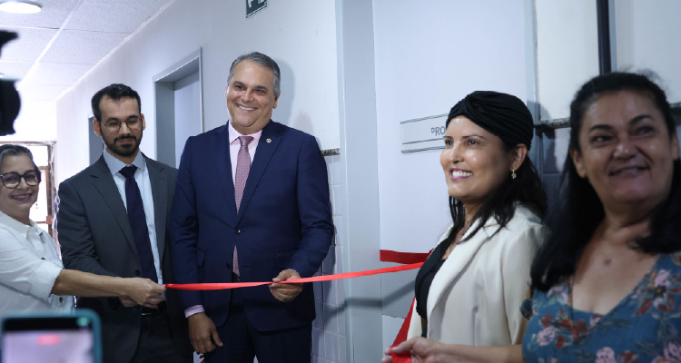 Fotografia dos participantes do evento descerrando a fita de inauguração