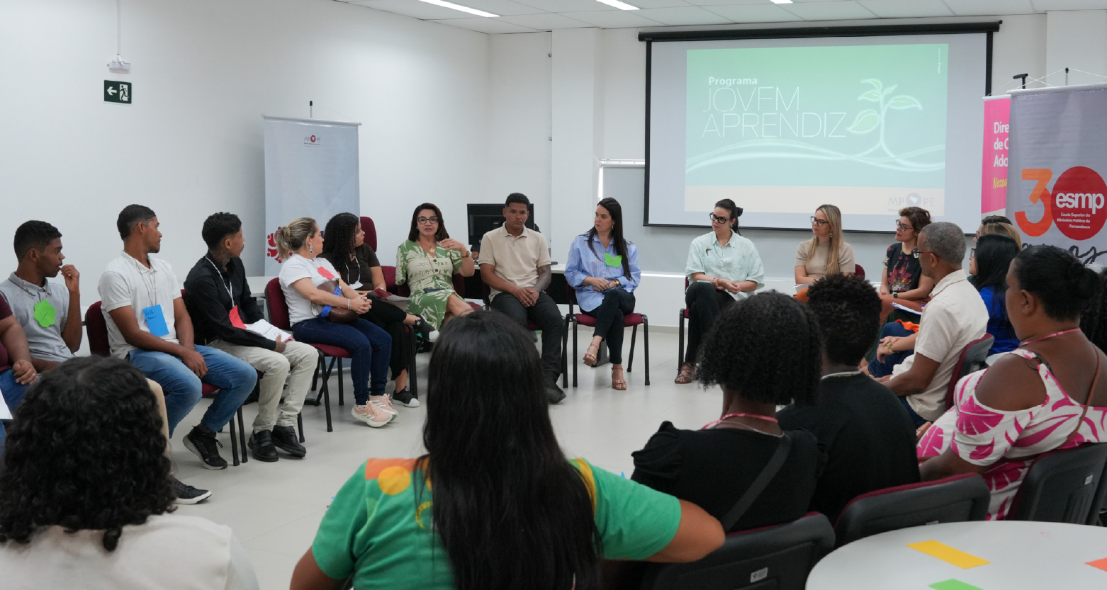 Fotografia dos participantes do encontro sentados em círculo