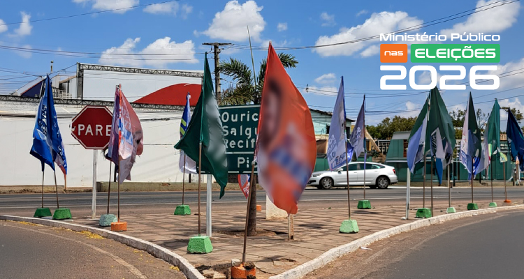 Imagem de rua com bandeiras de campanha política