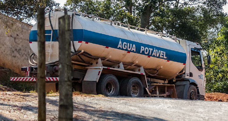 Fotografia de caminhão-pipa com os dizeres "água potável" impressos no tanque
