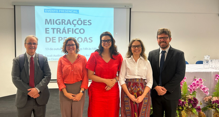 Fotografia dos palestrantes posando em pé e lado a lado