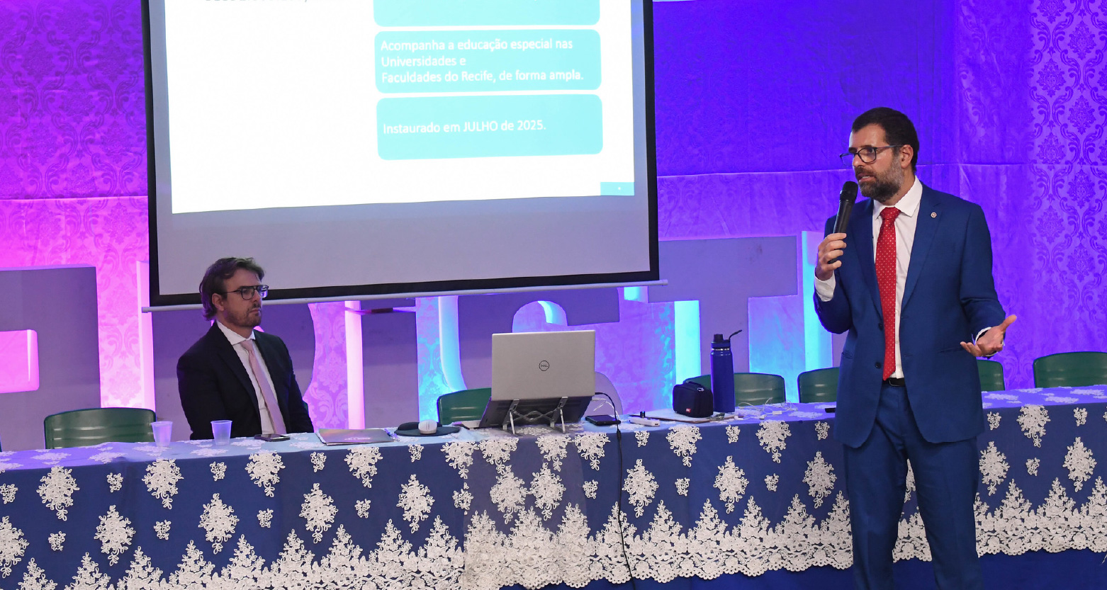 Fotografia de Promotores de Justiça se comunicando com a plateia