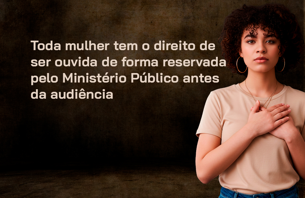 O fundo é escuro, com uma textura de parede rústica em tons de marrom e bronze.  Há o retrato de uma mulher jovem, do busto para cima. Ela tem pele clara, cabelos cacheados escuros e volumosos, e usa brincos de argola dourados. Ela veste uma camiseta bege e está com as duas mãos sobre o peito, em um gesto que sugere proteção ou acolhimento. Há um texto escrito em letras grandes e brancas: 