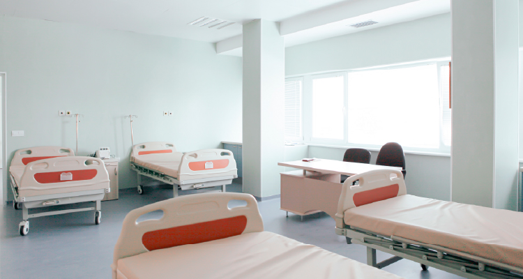 Imagem de quarto de hospital com leitos
