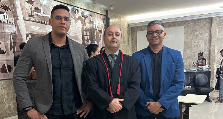 Foto do Promotor de Justiça entre agentes do GAP Agreste