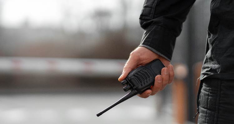 Imagem de pessoa com rádio de comunicação na mão