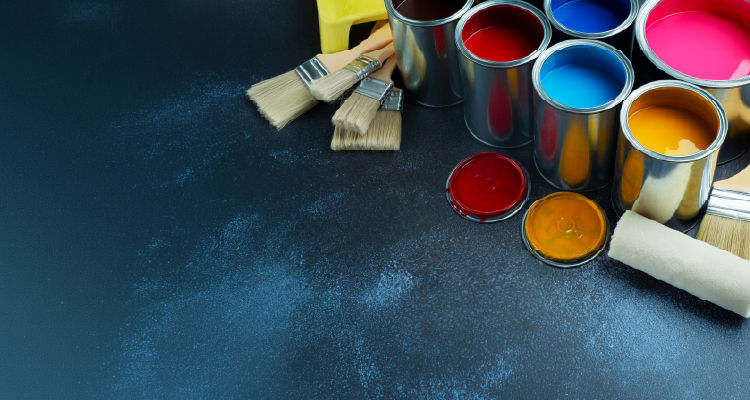 Imagem de vasilhames com tintas coloridas