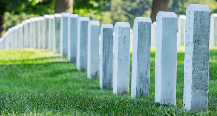 Imagem de lápides em cemitério