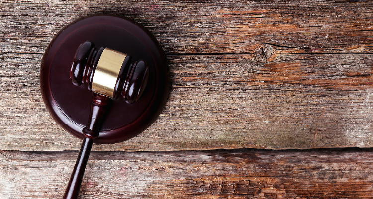 Fotografia de martelo usado em tribunais