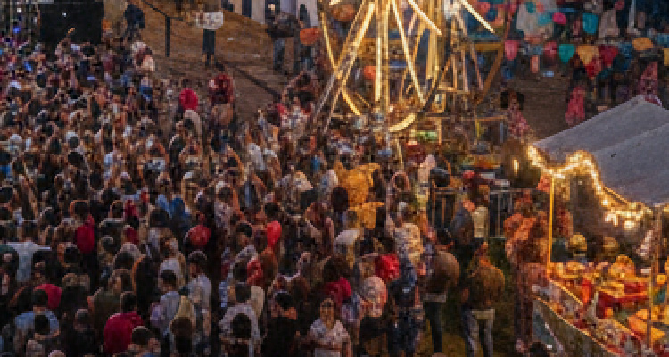 Imagem de festividade em espaço aberto