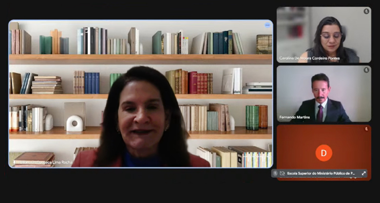 Fotografia da aula de capacitação com slide projetado