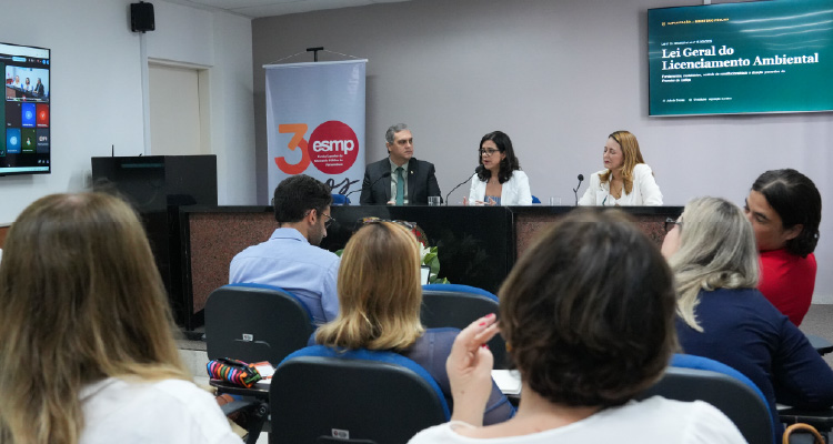 Fotografia da mesa de abertura diante da plateia