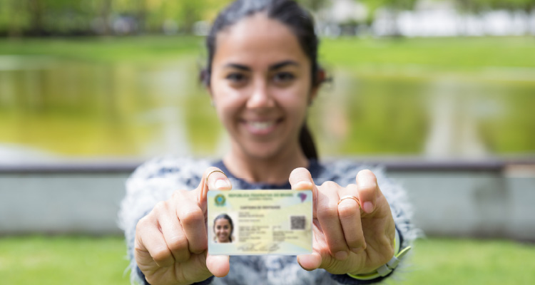 Imagem de mulher mostrando o documento de identidade