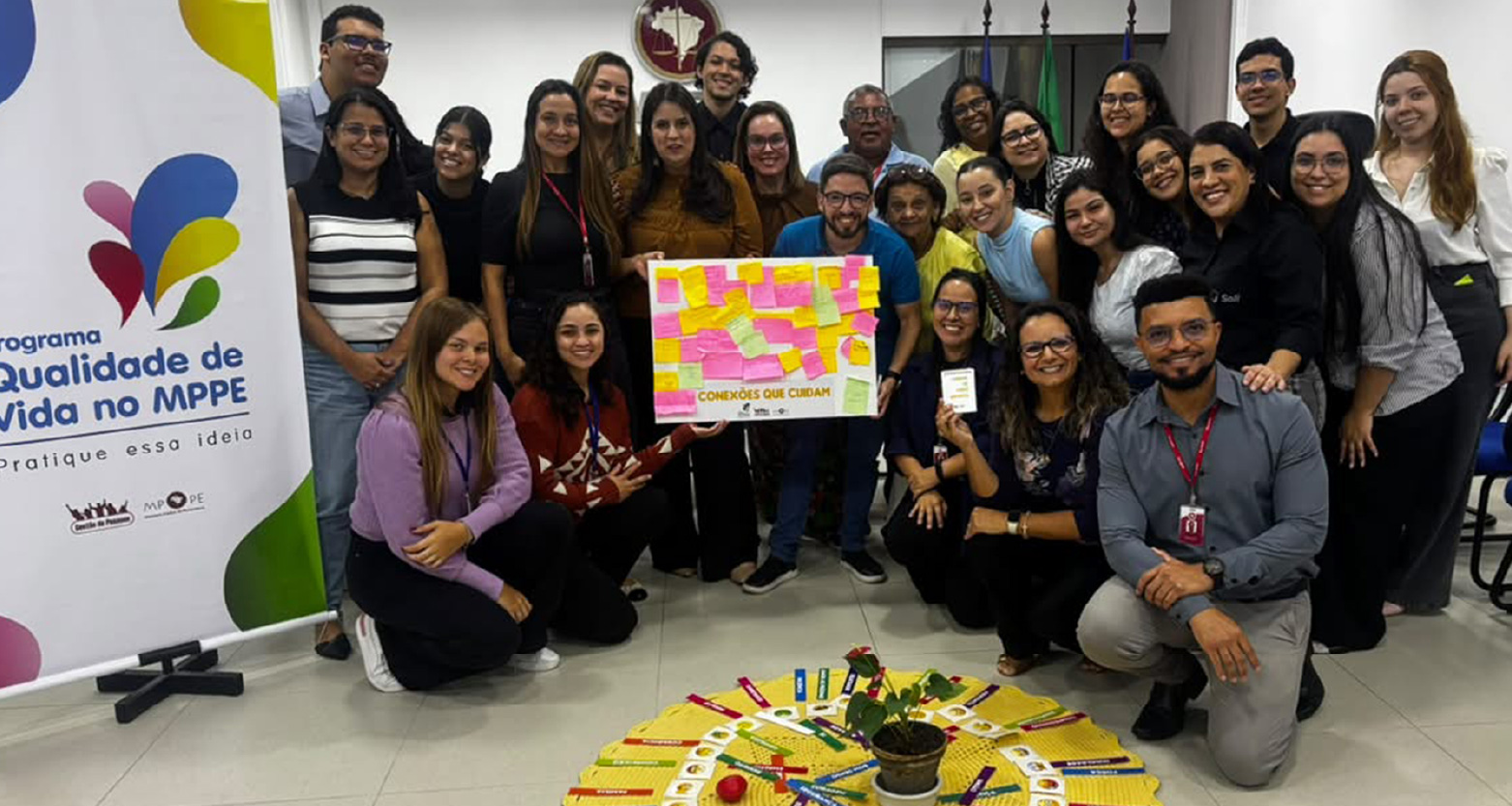 Fotografia de participantes do evento posando juntos