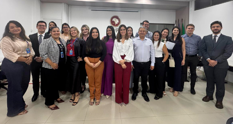 Foto dos participantes da reunião posando em pé juntos