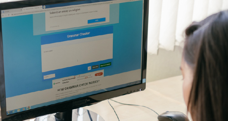 Imagem de menina digitando em computador