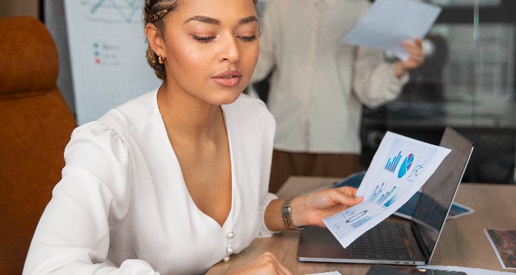 Imagem de mulher analisando papéis