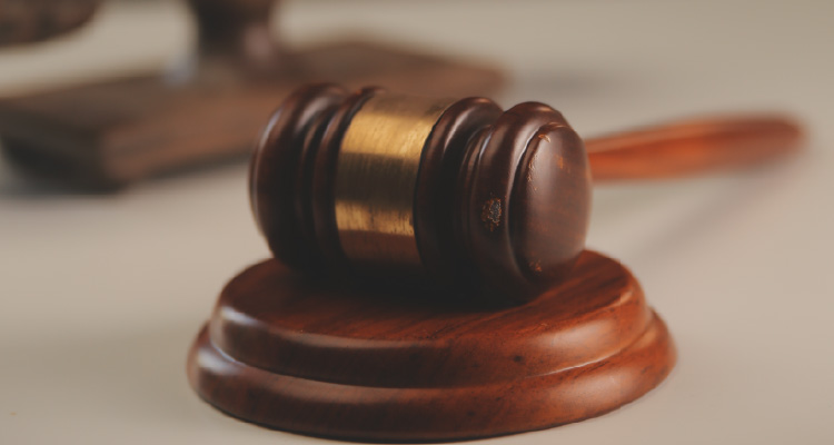 Fotografia de martelinho usado em tribunais