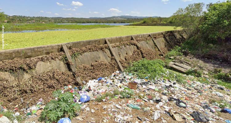 Imagem de barragem cheia de lixo