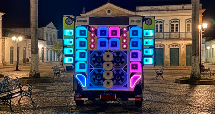 Imagem de paredão de som em praça pública